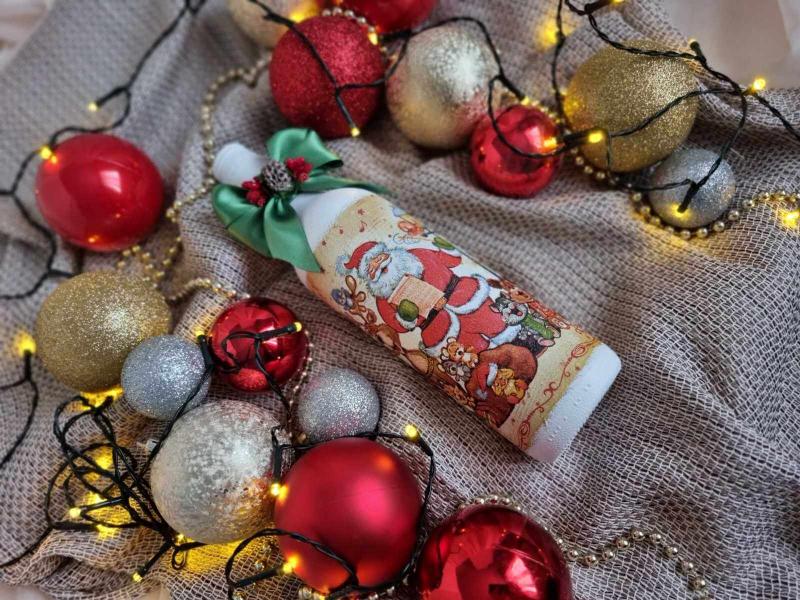 Бутилка с вино "Пеещият дядо Коледа" - ръчно изработена 