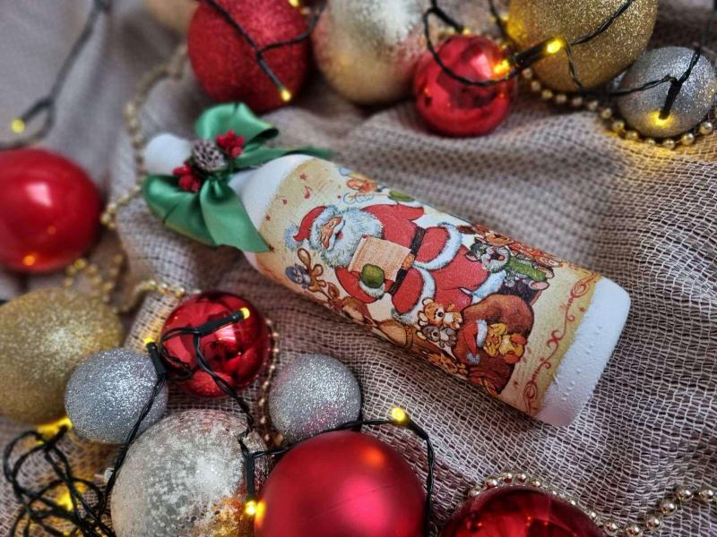 Бутилка с вино "Пеещият дядо Коледа" - ръчно изработена 