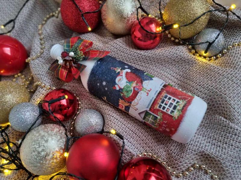 Бутилка с червено вино "Дядо Коледа на покрива" - ръчно изработена