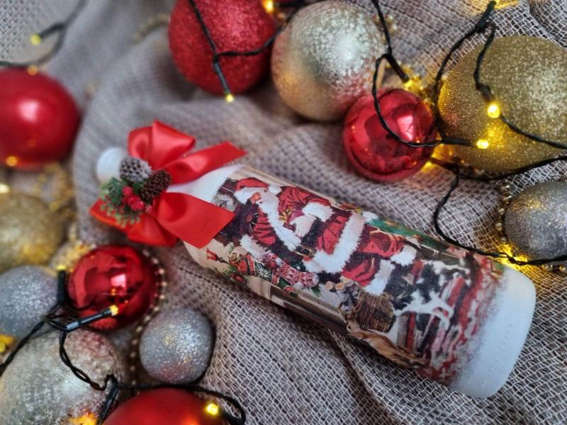 Бутилка с червено вино "Дядо Коледа и приятели" - ръчно изработено 