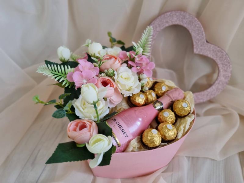 Букет от изкуствени цветя "Шампанско и любов"