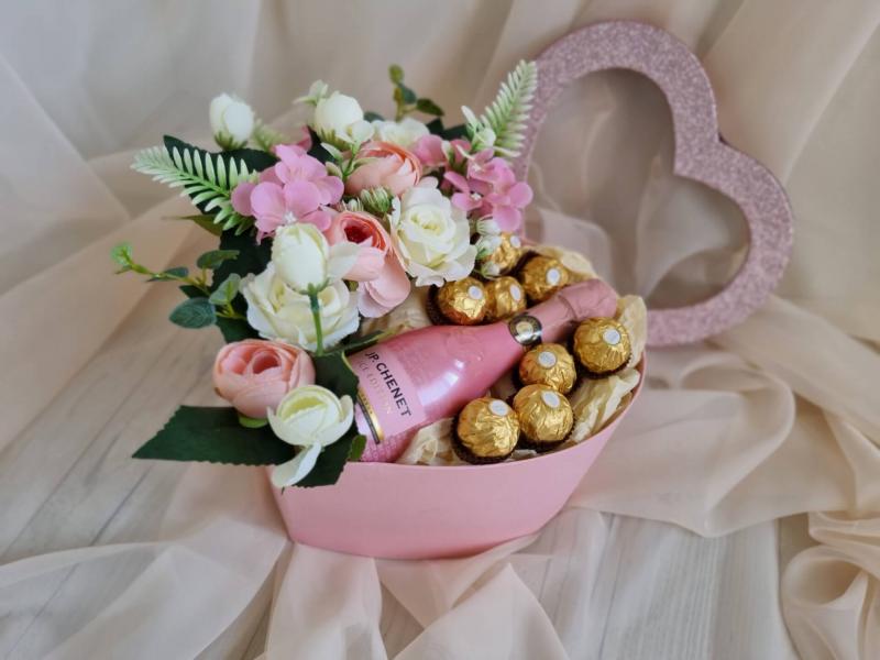 Букет от изкуствени цветя "Шампанско и любов"